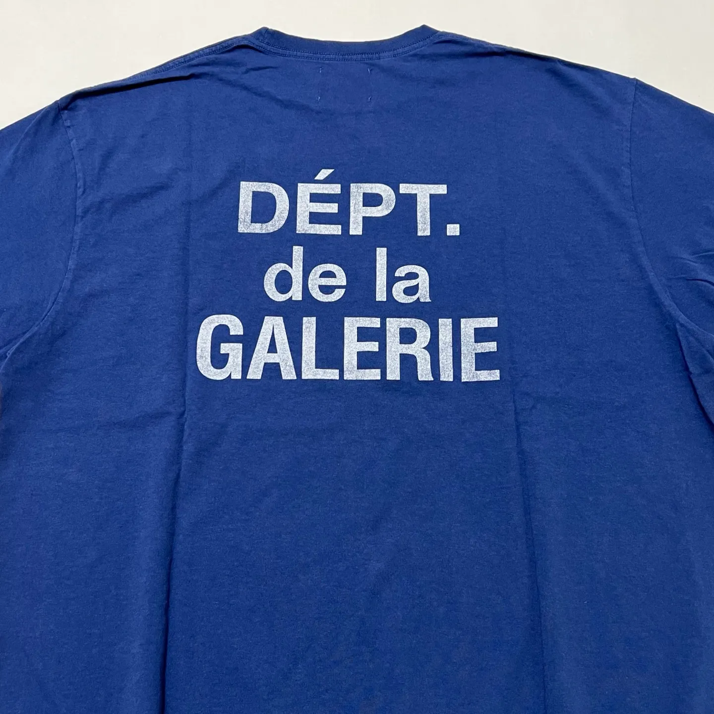 GALLERY DEPT. FRENCH TEE/NAVY New colors in stock Navy blue French LOGO short sleeves Washed blue S-XL Ready-made garments Asso special piece dyeing Rewashed water printing distressed treatment Cylindrical fabric without side seams Non-open version Original development Complete accessories/matching Details in place